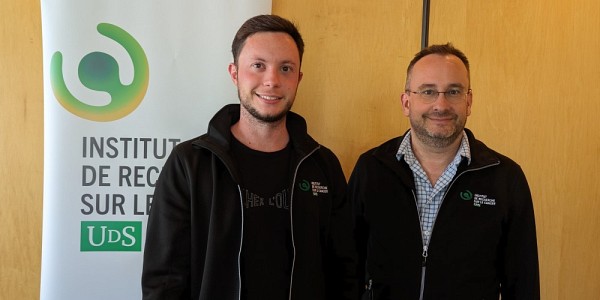 Alexis Perreault, r&eacute;cipiendaire de deux bourses de formation au doctorat : une du FRQS et une des IRSC, accompagn&eacute; du Pr Fran&ccedil;ois-Michel Boisvert, directeur scientifique de l'IRCUS