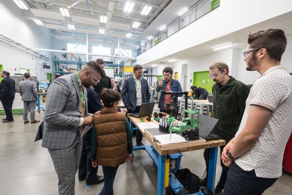 Les personnes invit&eacute;es &agrave; l'&eacute;v&eacute;nement ont &eacute;t&eacute; convi&eacute;es &agrave; vivre des exp&eacute;riences interactives visant &agrave; faire conna&icirc;tre quelques projets-phares soutenus par la Grande Campagne. Tant&ocirc;t initi&eacute;es aux proc&eacute;d&eacute;s brassicoles de la nouvelle Usine-&eacute;cole Siboire, tant&ocirc;t t&eacute;moins de lieux scientifiques innovants comme l&rsquo;Institut quantique ou aux premi&egrave;res loges d&rsquo;une trame musicale cr&eacute;&eacute;e par l&rsquo;&Eacute;cole de musique, elles ont d&eacute;couvert avec enthousiasme l&rsquo;originalit&eacute; et la pertinence de ce qui se fait &agrave; l&rsquo;UdeS.