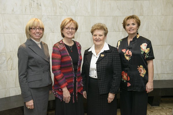 Les ambassadrices de la Facult&eacute; d'&eacute;ducation, Normande Lemieux, Ginette P&eacute;pin et Pauline Ladouceur, en compagnie de la doyenne Colette Deaudelin.