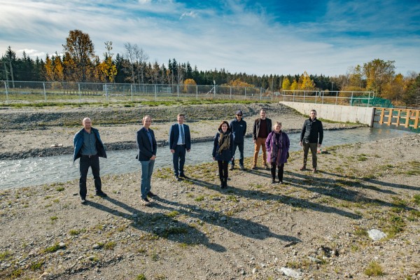 Les trois porte-paroles de l'&eacute;v&eacute;nement en compagnie d'Alexandre Goulet, directeur du d&eacute;veloppement de la Facult&eacute; de g&eacute;nie, et des repr&eacute;sentants des MRC partenaires du projet.