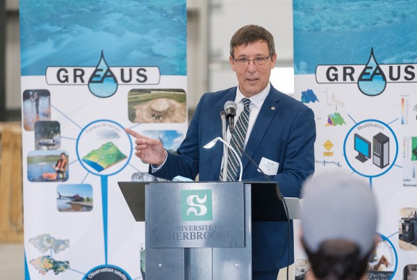 Le vice-recteur &agrave; la recherche et aux &eacute;tudes sup&eacute;rieures, le professeur Jean-Pierre Perreault.