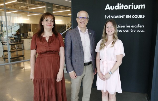 Les organisatrices de l'&Eacute;cole d'&eacute;t&eacute; de mentorat scientifique en compagnie du recteur de l'UdeS.&nbsp;De gauche &agrave; droite : Pre Nancy Dumais, vice-doyenne &agrave; l&rsquo;enseignement et &agrave; l&rsquo;inclusion de la Facult&eacute; des sciences, Pr Pierre Cossette, recteur et Mme Audrey-Anne Blanchet, coordonnatrice EDI.&nbsp;