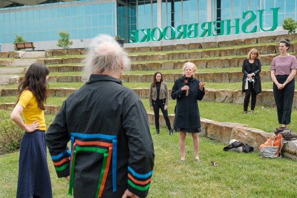 La professeure Christine Hudon, copr&eacute;sidente du comit&eacute; institutionnel pour et avec les peuples autochtones, lors d'une activit&eacute; d'accueil o&ugrave; le sociologue&nbsp;de l&rsquo;art huron-wendat Guy Sioui Durand &eacute;tait invit&eacute;.