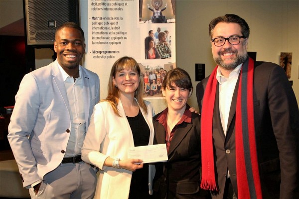 Le ministre du D&eacute;veloppement durable, de l&rsquo;Environnement et de la Lutte contre les changements climatiques David Heurtel a remis un ch&egrave;que de 2000 $ lors de l'&eacute;v&eacute;nement Ha&iuml;ti et compagnie, le 7 avril, &agrave; la TOHU.Sur la photo, avec le ministre&nbsp;: Paul Evra, &eacute;tudiant &agrave; l'&Eacute;PA; Marie-&Egrave;ve Chr&eacute;tien, conseill&egrave;re p&eacute;dagogique; et la directrice de l&rsquo;&Eacute;cole de politique appliqu&eacute;e, la professeure Isabelle Lacroix.