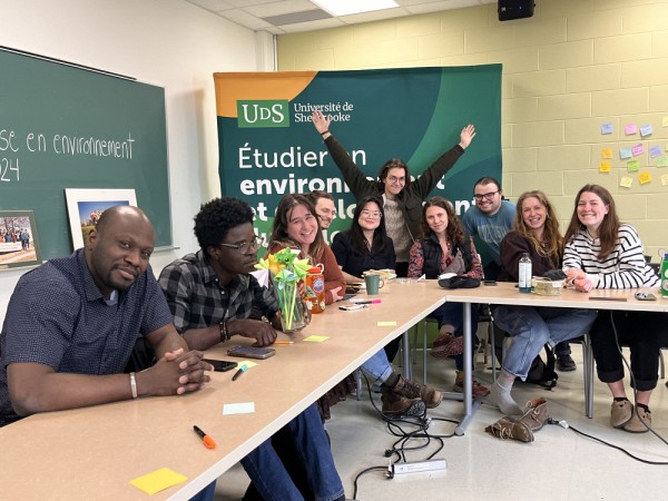 Benjamin avec des membres de sa cohorte tiss&eacute;e serr&eacute; avec laquelle il compte bien garder contact.