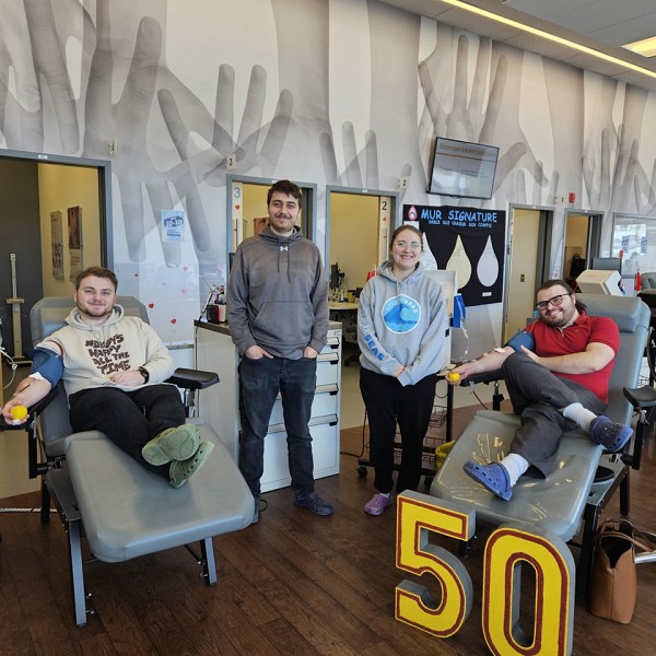 Benjamin lorsqu&rsquo;il a c&eacute;l&eacute;br&eacute; son 50e&nbsp;don en compagnie de son fr&egrave;re et de ses amis, dont Vincent Morin, qui l&rsquo;a entra&icirc;n&eacute; dans cette aventure il y a plus d&rsquo;un an.