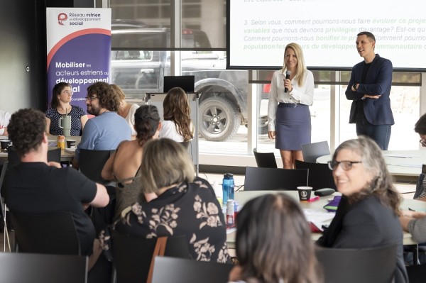 Pr&eacute;sentation des r&eacute;sultats lors de la conf&eacute;rence-atelier organis&eacute;e avec le R&eacute;seau estrien en d&eacute;veloppement social.
