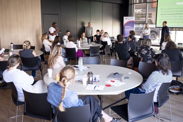 Travaux en petits groupes et discussions lors de l'atelier participatif.