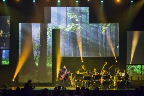 Une prestation haute en couleur de l'artiste Toyo interpr&eacute;tant Stairway to Heaven a &eacute;t&eacute; offerte &agrave; l'Ambassadeur de la Facult&eacute; des sciences, Claude Jean.