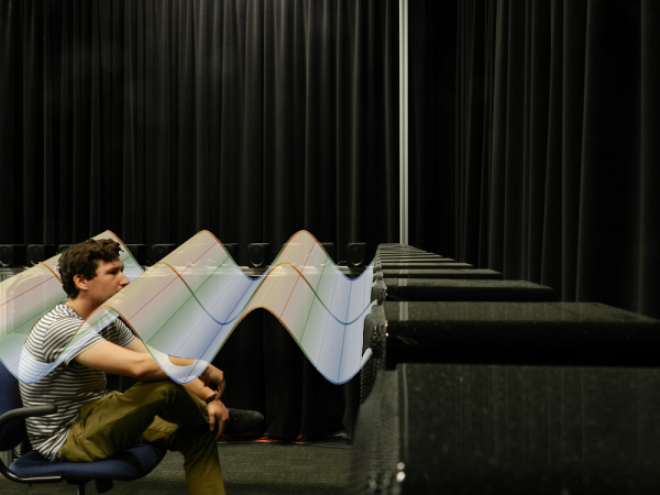 Auditeur plong&eacute; dans un champ sonore reproduit par un r&eacute;seau de haut-parleurs.