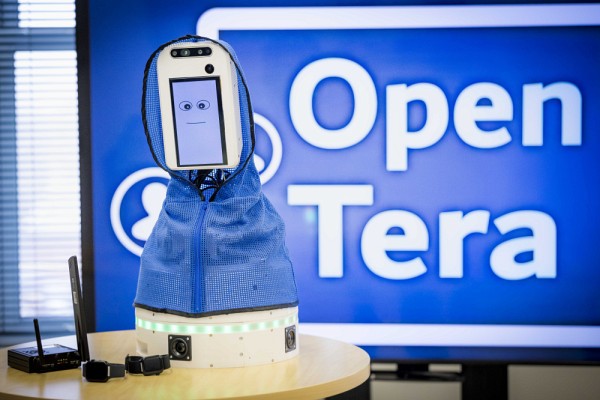 Le projet&nbsp;Move, men&eacute; par la chercheuse M&eacute;lanie Levasseur du CDRV, utilise&nbsp;le robot d&rsquo;assistance T-Top pour r&eacute;duire l&rsquo;isolement des a&icirc;n&eacute;s et favoriser l&rsquo;adoption de saines habitudes de vie.