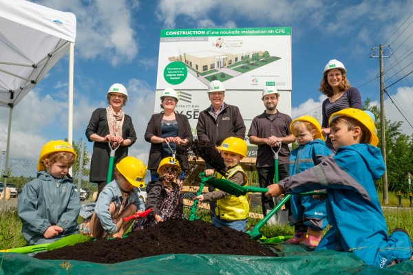 Plusieurs dignitaires de l&rsquo;Estrie et de l&rsquo;Universit&eacute; de Sherbrooke &eacute;taient pr&eacute;sents &agrave; l'occasion du lancement des travaux du nouveau CPE.