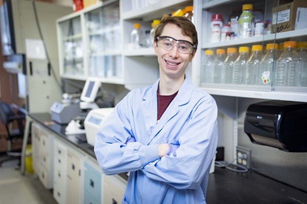 L'&eacute;tudiant Gabriel Lemieux dans le laboratoire du Pr Richard Leduc