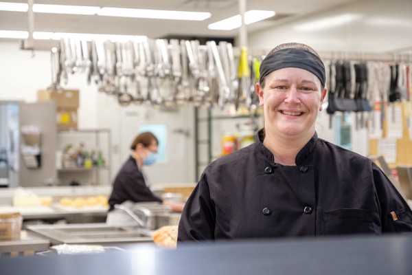 Carolyn McKinnell est cheffe cuisini&egrave;re de Caf&eacute; CAUS.
