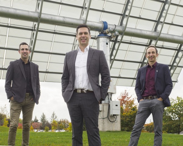 David Murray avec le doyen de la Facult&eacute; de g&eacute;nie, Pr Jean Proulx (&agrave; droite), et avec Alexandre Goulet, le gestionnaire en philanthropie de la Facult&eacute; (&agrave; gauche).