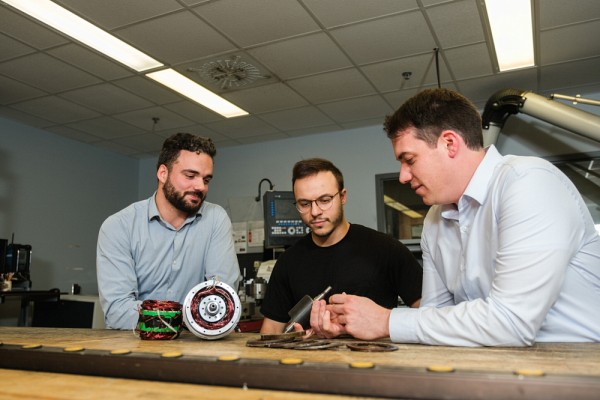 Photo de Mathieu Picard, professeur en g&eacute;nie m&eacute;canique avec deux &eacute;tudiants.
