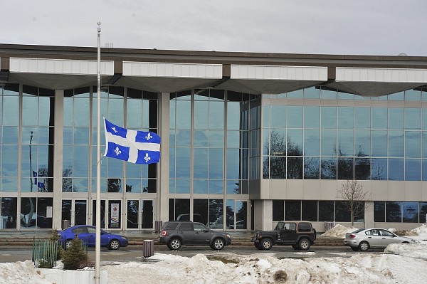Par solidarit&eacute; envers Ha&iuml;ti, Le fleurdelis&eacute; &eacute;tait en berne le 25 janvier
