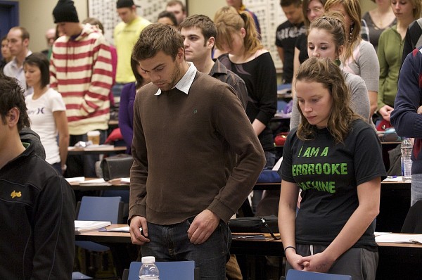 Moment de recueillement dans une salle de cours de la Facult&eacute; d&rsquo;administration.