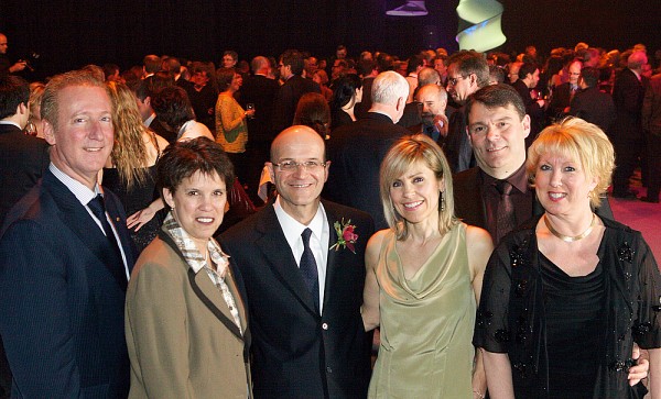 La table d'honneur de ce 15e&nbsp;Gala &eacute;tait compos&eacute;e de Fran&ccedil;ois Dub&eacute;, directeur du Service des relations avec les dipl&ocirc;m&eacute;es et dipl&ocirc;m&eacute;s, la rectrice Luce Samoisette, Jos&eacute; Boisjoli, grand ambassadeur 2010 et pr&eacute;sident et chef de la direction de BRP, son &eacute;pouse Ren&eacute;e Biron, Daniel Denault, vice-pr&eacute;sident de La Fondation de l'UdeS, et sa conjointe Diane Ledoux.