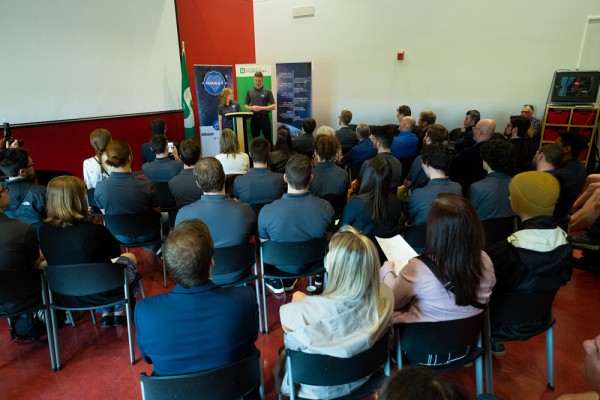 Chlo&eacute; Mireault-Lecourt et Claude Samuel Chr&eacute;tien, membres du projet QMSat, ont pr&eacute;sent&eacute; le projet devant un auditoire attentif.