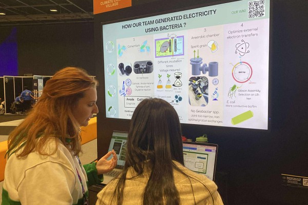 Une partie de l'&eacute;quipe iGEM-UdeS lors de l'&eacute;v&eacute;nement.