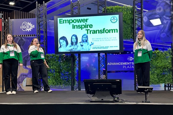 Pr&eacute;sentation sur sc&egrave;ne lors de la comp&eacute;tition.