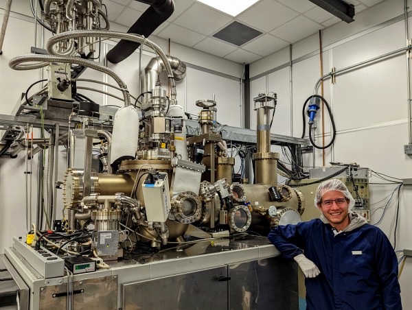 L'&eacute;tudiant au doctorant en g&eacute;nie m&eacute;canique Tadeas Hanus travaille avec des &eacute;quipements de pointe, dont le r&eacute;acteur d'&eacute;pitaxie au 3IT.