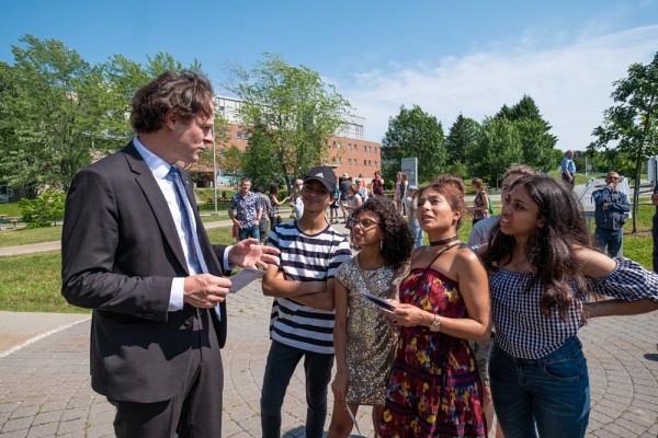 Le doyen de la Facult&eacute; de droit, S&eacute;bastien Lebel-Grenier, discute avec Ensaf Haidar et ses enfants.