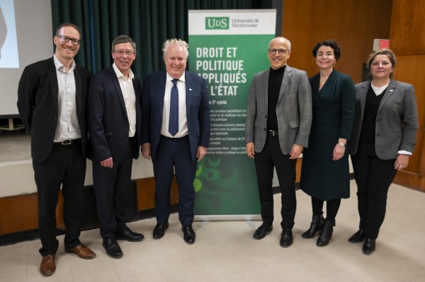 Pr Guillaume Rousseau, Pr Jean-Pierre Perreault, recteur &eacute;lu, Me Jean Charest, Pr Pierre Cossette, recteur sortant, Pre Marie-Pierre Robert, doyenne de la Facult&eacute; de droit, et Pre Anik Lessard, doyenne de la Facult&eacute; des lettres et sciences humaines.