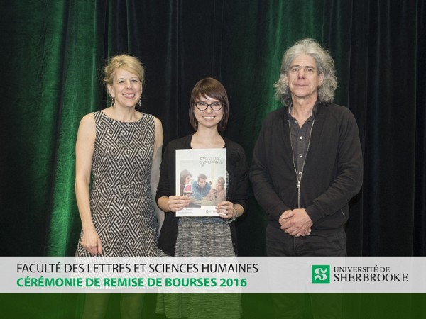 La doyenne de la FLSH, la professeure Christine Hudon, la r&eacute;cipiendaire de la bourse d'excellence en communication, Tatiana Romanova et le directeur du D&eacute;partement des lettres et communications, le professeur Robert Edwards