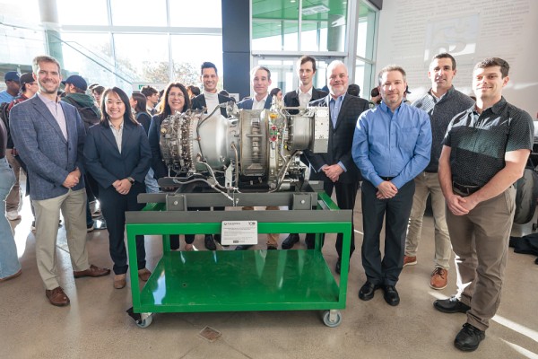 David Rancourt, professeur en a&eacute;ronautique au D&eacute;partement de g&eacute;nie m&eacute;canique; Shirley Tam, charg&eacute;e de formation en ing&eacute;nierie et de collaboration universitaire, P&WC; Nathalie Roy, doyenne de la Facult&eacute; de g&eacute;nie; Mathieu Nuth, vice-doyen aux communications, &agrave; la philanthropie et au recrutement; Conrad Pyman, gestionnaire senior acquisition de talents, P&WC;&nbsp; Rapha&euml;l Gari&eacute;py, int&eacute;grateur batterie en propulsion hybride, P&WC; Sylvain Lamarre, ing&eacute;nieur senior en gestion de projets, P&WC; Louis-Philippe Larose, ing&eacute;nieur senior en gestion de projets, P&WC; Alexandre Goulet, directeur du d&eacute;veloppement &agrave; la Facult&eacute; de g&eacute;nie; Simon Nadeau, analyste m&eacute;canique, P&WC; autour du moteur d&rsquo;h&eacute;licopt&egrave;re offert par Pratt & Whitney Canada.