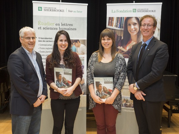 Le directeur du D&eacute;partement des lettres et communications, le professeur Andr&eacute; Marquis, les laur&eacute;ates des bourses du Fonds du D&eacute;partement des lettres et communications, Catherine Dussault-Frenette et Roxane Ducharme, le directeur g&eacute;n&eacute;ral de La Fondation de l&rsquo;Universit&eacute; de Sherbrooke, ma&icirc;tre Fran&ccedil;ois Dub&eacute;.