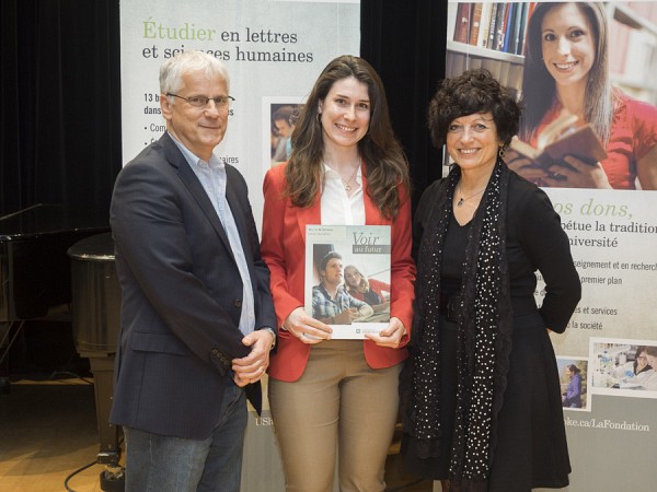 Le directeur du D&eacute;partement des lettres et communications, le professeur Andr&eacute; Marquis, la r&eacute;cipiendaire d'une bourse Bell M&eacute;dia de 5 000 $, Maude M. S&eacute;vigny, et Mme France Bouthillette, directrice des ventes NRJ et Rouge FM Sherbrooke.