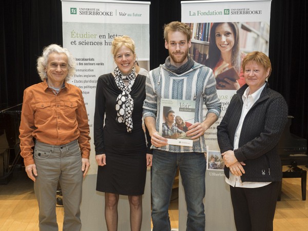 Le professeur Alain Royer, la doyenne de la Facult&eacute; des lettres et sciences humaines, la professeure Christine Hudon, le r&eacute;cipiendaire Nicolas Marchand et la directrice du D&eacute;partement de g&eacute;omatique appliqu&eacute;e, la professeure Lynda Bellalite.