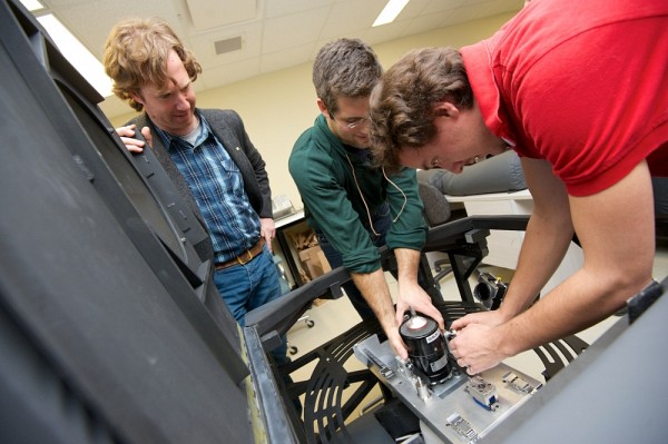 Le syst&egrave;me DIET utilise cinq appareils photographiques et une solution num&eacute;rique de tr&egrave;s grand calcul inverse pour conna&icirc;tre les propri&eacute;t&eacute;s &eacute;lastiques du tissu.