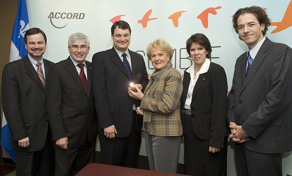 Le d&eacute;put&eacute; de Lavad-des-Rapides Alain Paquet, Cl&eacute;ment Gignac, Richard Ares, Monique Gagnon-Tremblay, Luce Samoisette, et Christian Dubuc, directeur d'Osemi Canada.