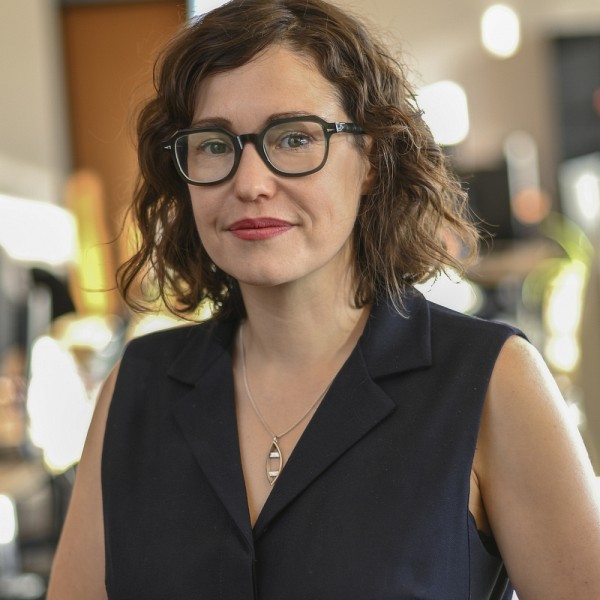 La professeure Alexa Martin-Storey croit qu'on doit cr&eacute;er plus de m&eacute;canismes pour am&eacute;liorer le soutien social dans la vie des personnes stigmatis&eacute;es.