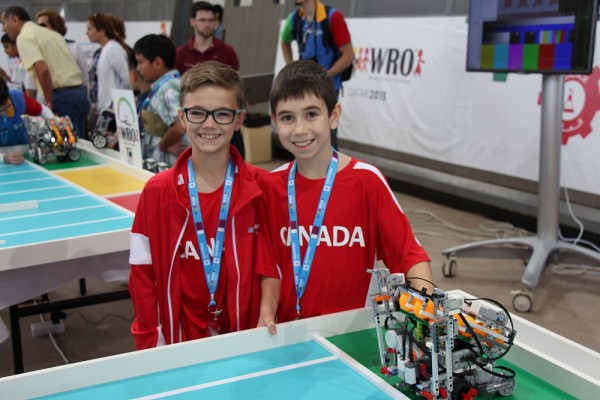 &Eacute;mile Jacques (Polytehchnique Montr&eacute;al) et Micha&euml;l Bruneau (Universit&eacute; de Sherbrooke) lors d'une comp&eacute;tition alors qu'ils &eacute;taient enfants
