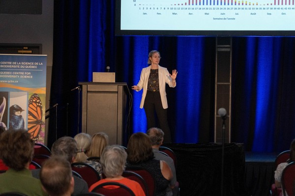 Jade Savage, professeure &agrave; l&rsquo;Universit&eacute; Bishop&rsquo;s, a pr&eacute;sent&eacute; une conf&eacute;rence grand public sur les tiques au Qu&eacute;bec.