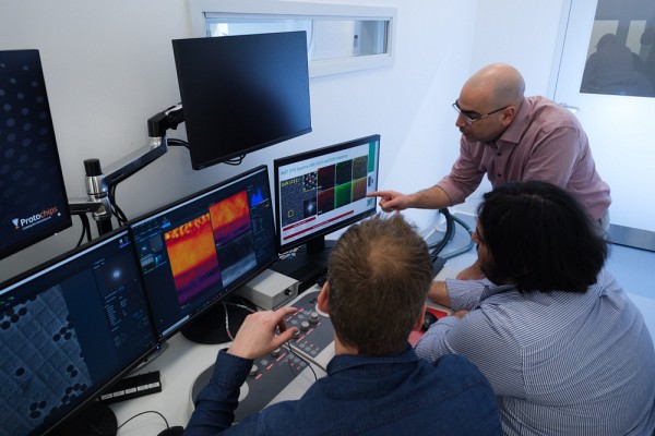 La microscopie &eacute;lectronique consiste &agrave; utiliser les &eacute;lectrons plut&ocirc;t que la lumi&egrave;re pour sonder les mat&eacute;riaux. Les effets d'interaction entre les &eacute;lectrons et l'&eacute;chantillon donnent naissance &agrave; une image, dont la r&eacute;solution peut atteindre 0,07 nanom&egrave;tre.