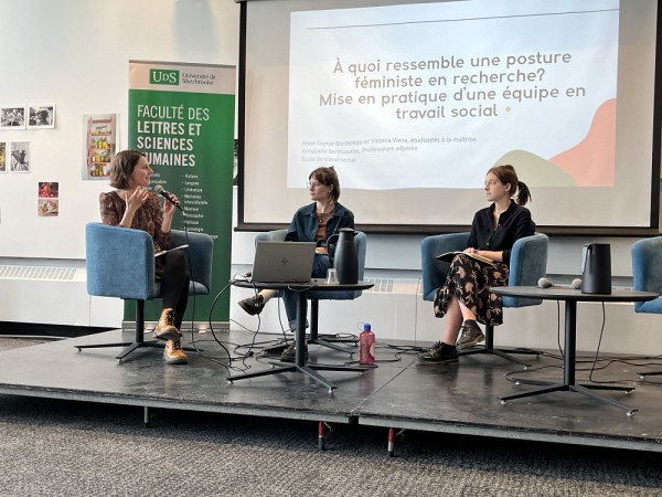 La professeure Annabelle&nbsp;Berthiaume (&agrave; gauche) accompagnait Anne-Sophie&nbsp;Bordeleau et Victoria&nbsp;Vieira lors de leur pr&eacute;sentation.