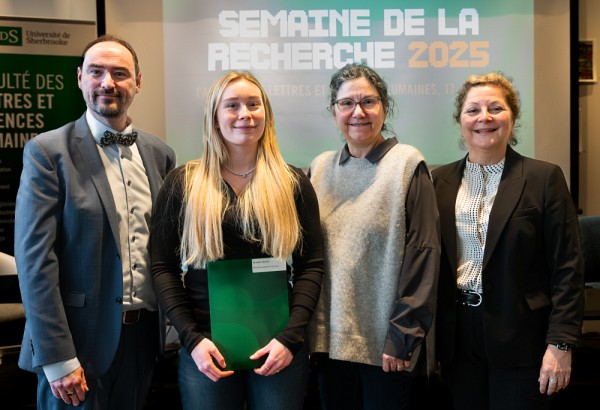Audrey Adam, membre de l'&eacute;quipe qui a obtenu une mention sp&eacute;ciale du jury, en compagnie du Pr Beno&icirc;t Grenier,&nbsp;vice-doyen &agrave; la recherche et aux &eacute;tudes sup&eacute;rieures, de la Pre Guadalupe Puentes-Neuman, directrice du D&eacute;partement de psychologie, et de la Pre Anick Lessard, doyenne de la Facult&eacute; des lettres et sciences humaines (Audrey B&eacute;gin et Marie-Claude Frenette sont absentes de la photo).