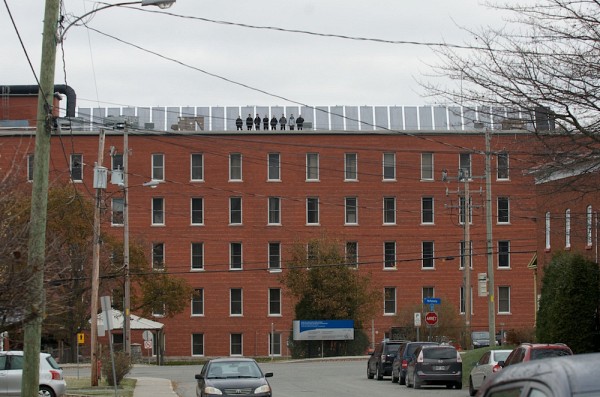 La structure en longueur couvre une surface de 92&nbsp;m2 sur le toit du Pavillon d&rsquo;Youville du CSSS-IUGS.