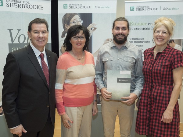 M. Martial Carbonneau et Mme&nbsp;Lyse Paquette, initiateurs du fonds, accompagn&eacute;s de la doyenne de la Facult&eacute; des lettres et sciences humaines, la professeure Christine Hudon, ont remis la bourse Cristian Carbonneau (1500 $) &agrave; M. Samuel Galer-Larouche.