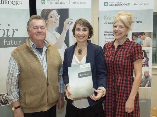 M. Roger Desbien,&nbsp;pr&eacute;sident du conseil d&rsquo;administration de la Fondation Festival du Lac Massawippi et la doyenne de la Facult&eacute; des lettres et sciences humaines, la professeure Christine Hudon, ont remis une bourse de 1000 $ &agrave; M&eacute;lodie Rabatel.