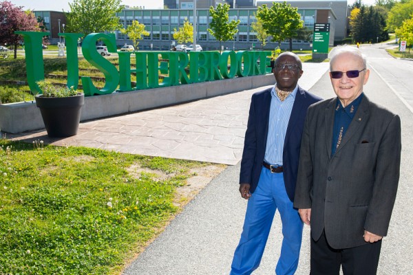 Au cours des derni&egrave;res ann&eacute;es, plus de 60 &eacute;tudiantes et &eacute;tudiants ont &eacute;t&eacute; soutenus par Jean Desclos. Sur la photo : Willy-L&eacute;onard Nunga Khal-Tambwe, &eacute;tudiant au CERC, repr&eacute;sentant des &eacute;tudiantes et &eacute;tudiants soutenus par le Pr Desclos, en compagnie de ce dernier.