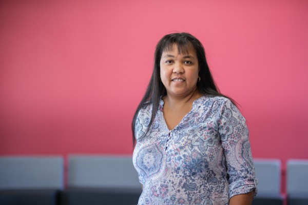 Aujourd'hui coordonnatrice &agrave; la vie en r&eacute;sidences &agrave; l'UdeS, Valona Rasolo fait partie des personnes &eacute;tudiantes originaires de Madagascar qui ont pu compter sur l'appui de Jean Desclos pour r&eacute;ussir leur parcours universitaire.