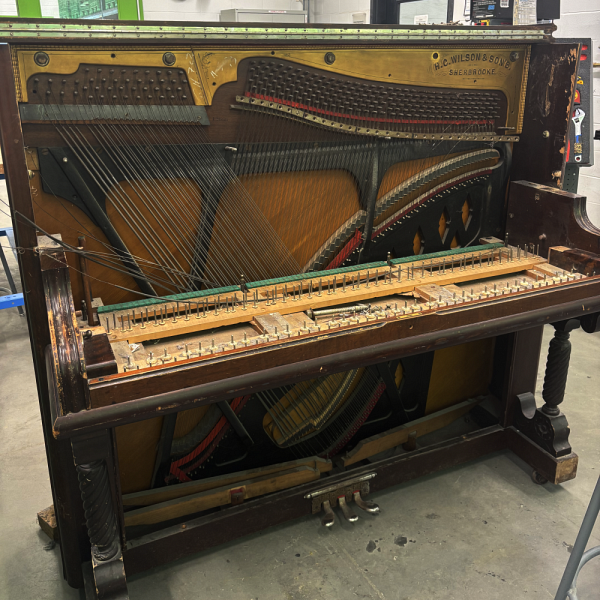 Les &eacute;tudiantes ayant cr&eacute;&eacute; les troph&eacute;es ont utilis&eacute; les pi&egrave;ces de ce piano H.C. Wilson & Son's.