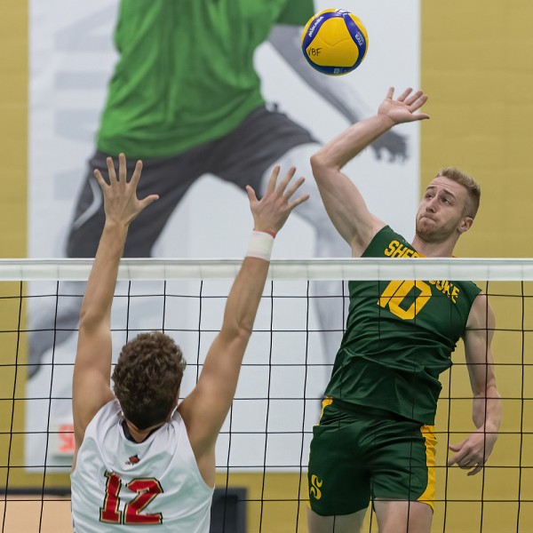 Le centre recrue de l'&eacute;quipe masculine de volleyball Vert & Or, Julien Vanier.