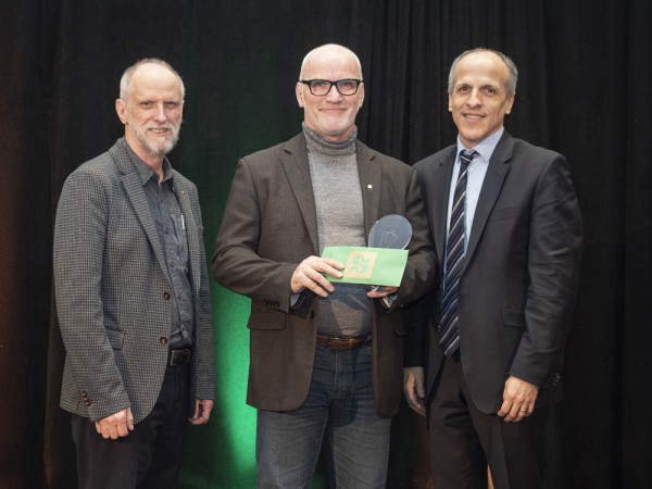 Alain Lapointe est venu chercher le prix Engagement b&eacute;n&eacute;vole au sein de la collectivit&eacute; pour Beno&icirc;t Hall&eacute;e.